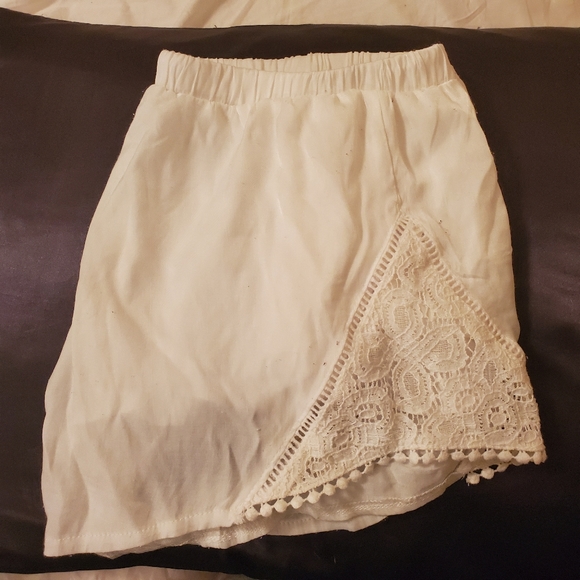 Tobi white lace shorts